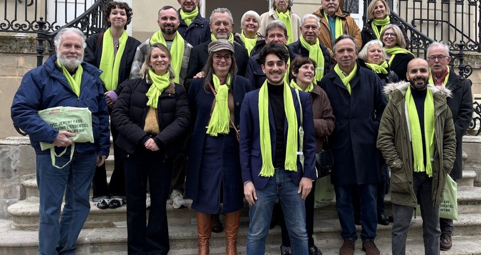 Photo de groupe du collectif Réussir Ensemble, avec des écharpes vert vif